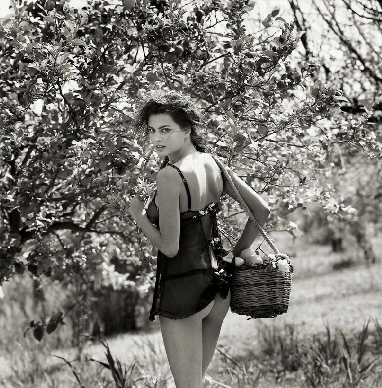 жена позировала фотографу