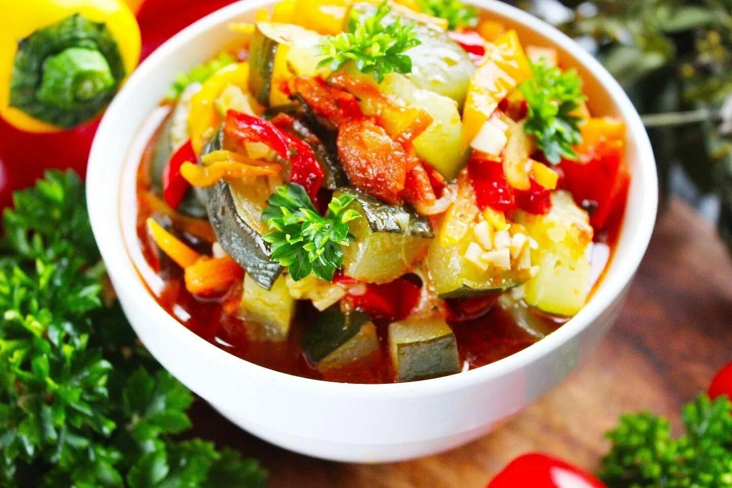 Рагу из кабачков с овощами и мясом. Овощное рагу с кабачками. свекольное рагу. овощное рагу с кабачками в мультиварке. овощное рагу со свеклой.