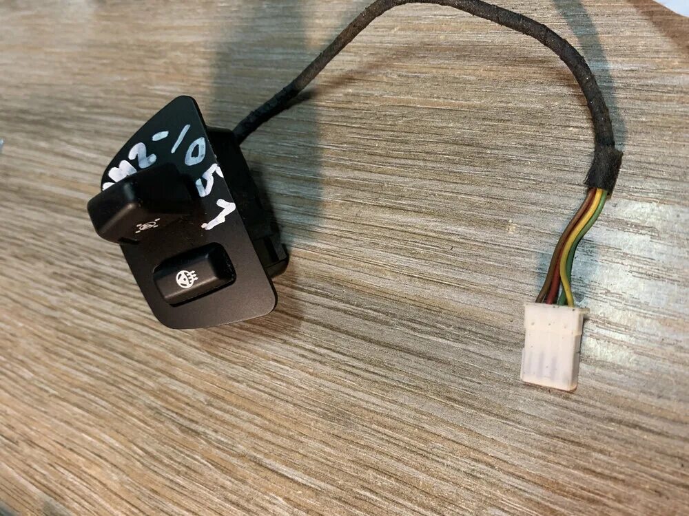 Выключатель обогрева рукояток руля 12в syd5-280000-0. Lexus ct200 кнопка подогрева. Кнопка включения подогрева руля kia k5. Кнопка подогрева руля nissan 2022. Кнопка обогрева руля.