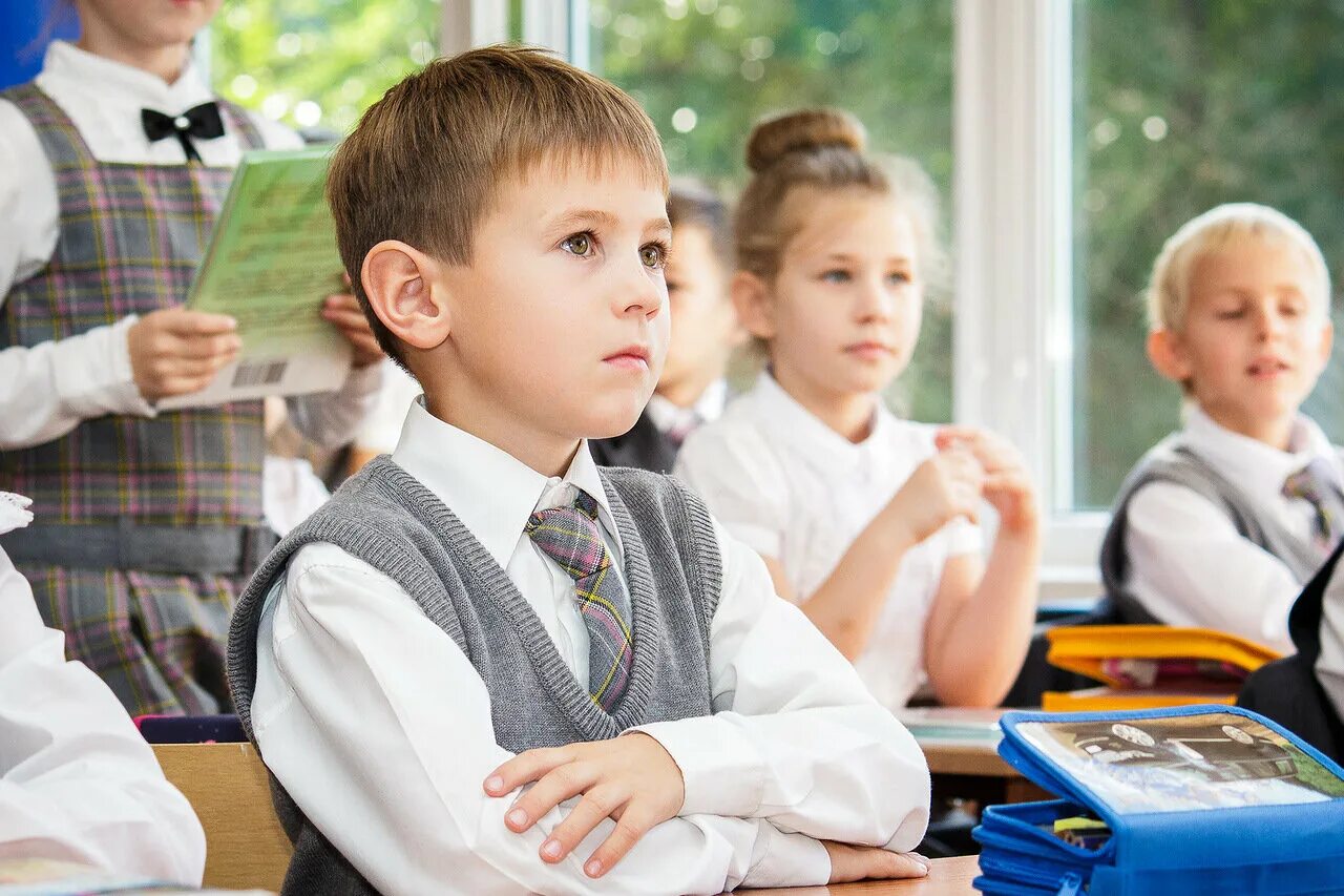 1 сентября дети. Два первоклассника. Мальчик первоклассник картинка. Школьная фотосессия на природе. День знаний первый звонок 1 сентября.