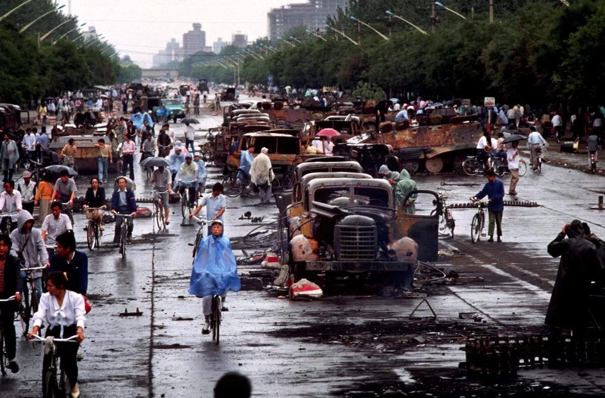 События на площади тяньаньмэнь. Площадь тяньаньмэнь 1989. площадь тянь ань мынь 1989. 4 июня 1989 площадь тяньаньмэнь. пекин площадь тяньаньмэнь 1989 год.