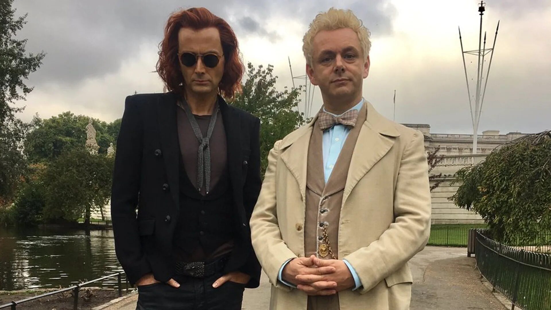 Good series. Бенедикт Камбербэтч благие знамения. Благие знамения (good Omens) 2019. Майкл шин Азирафель. Благие знамения ангел Азирафель сериал.