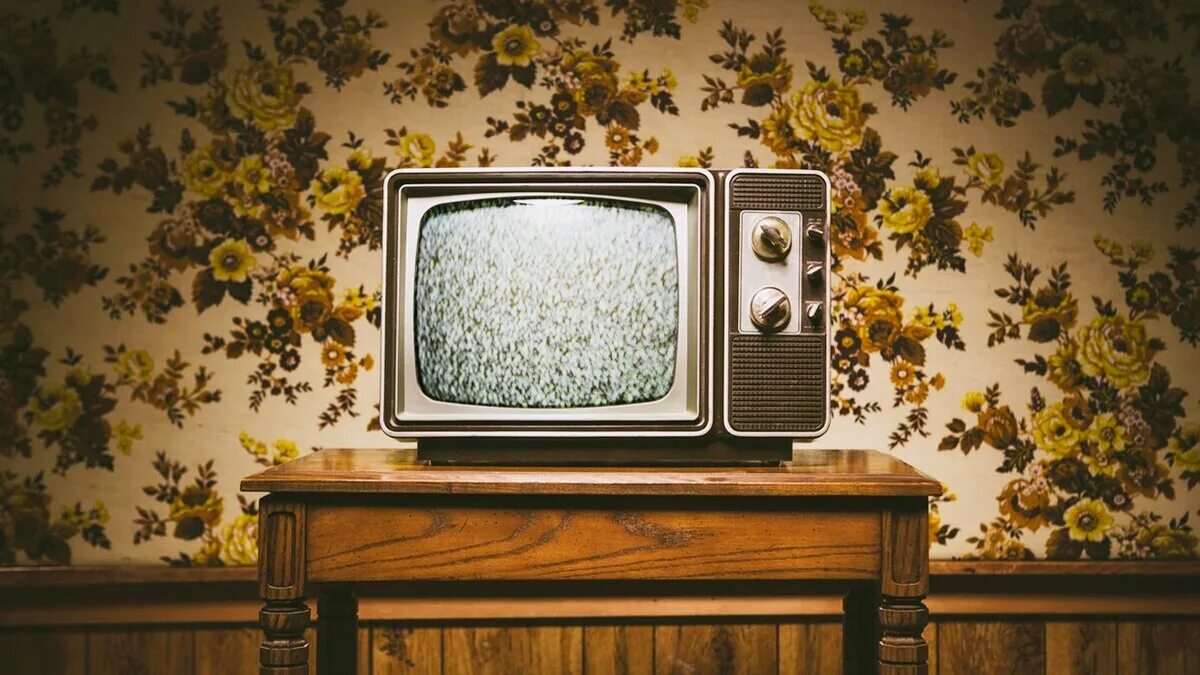 Черный фон телевизора. Старый телевизор. Ретро телевизор. Старинный телевизор. Телевизорстарывй.