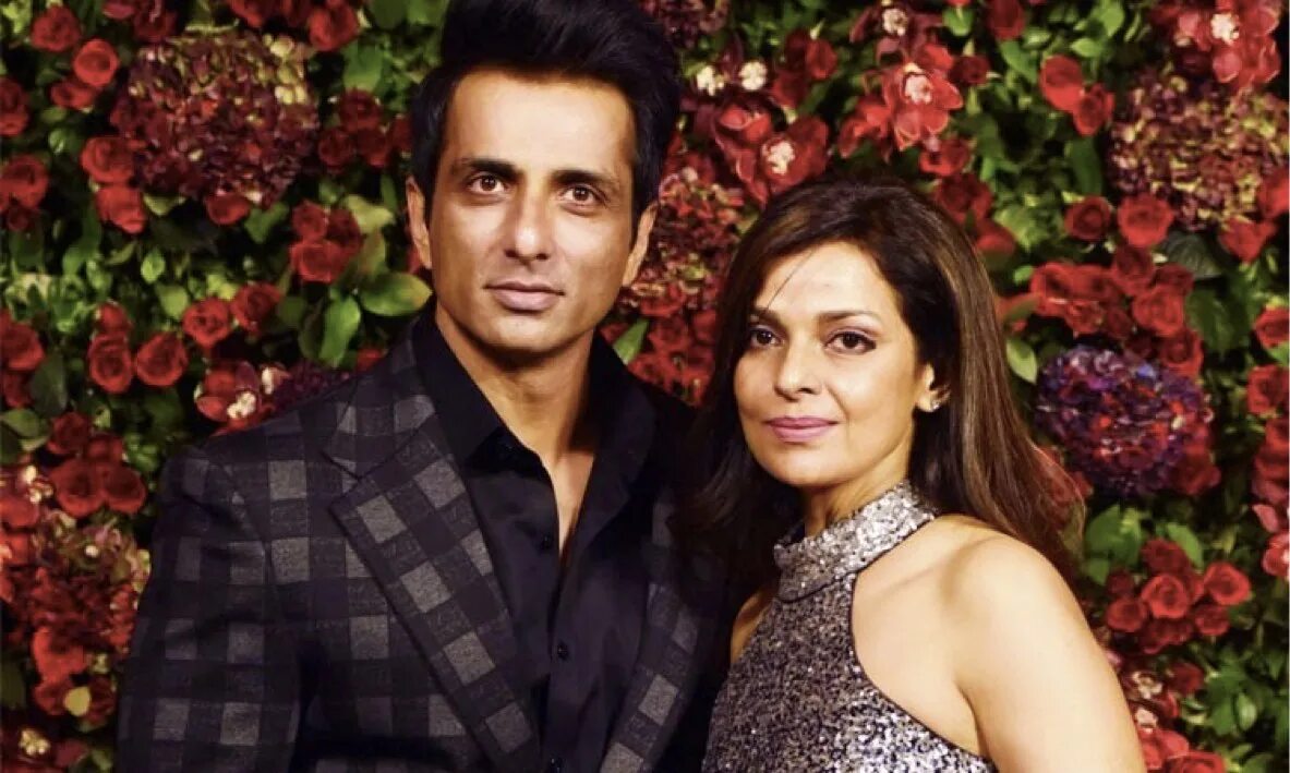 Sonu sood биография. Сонали дераниягала с семьей. Семья мужчина и женщина. Фотосессия супругов. Супруги звезд болливуда.