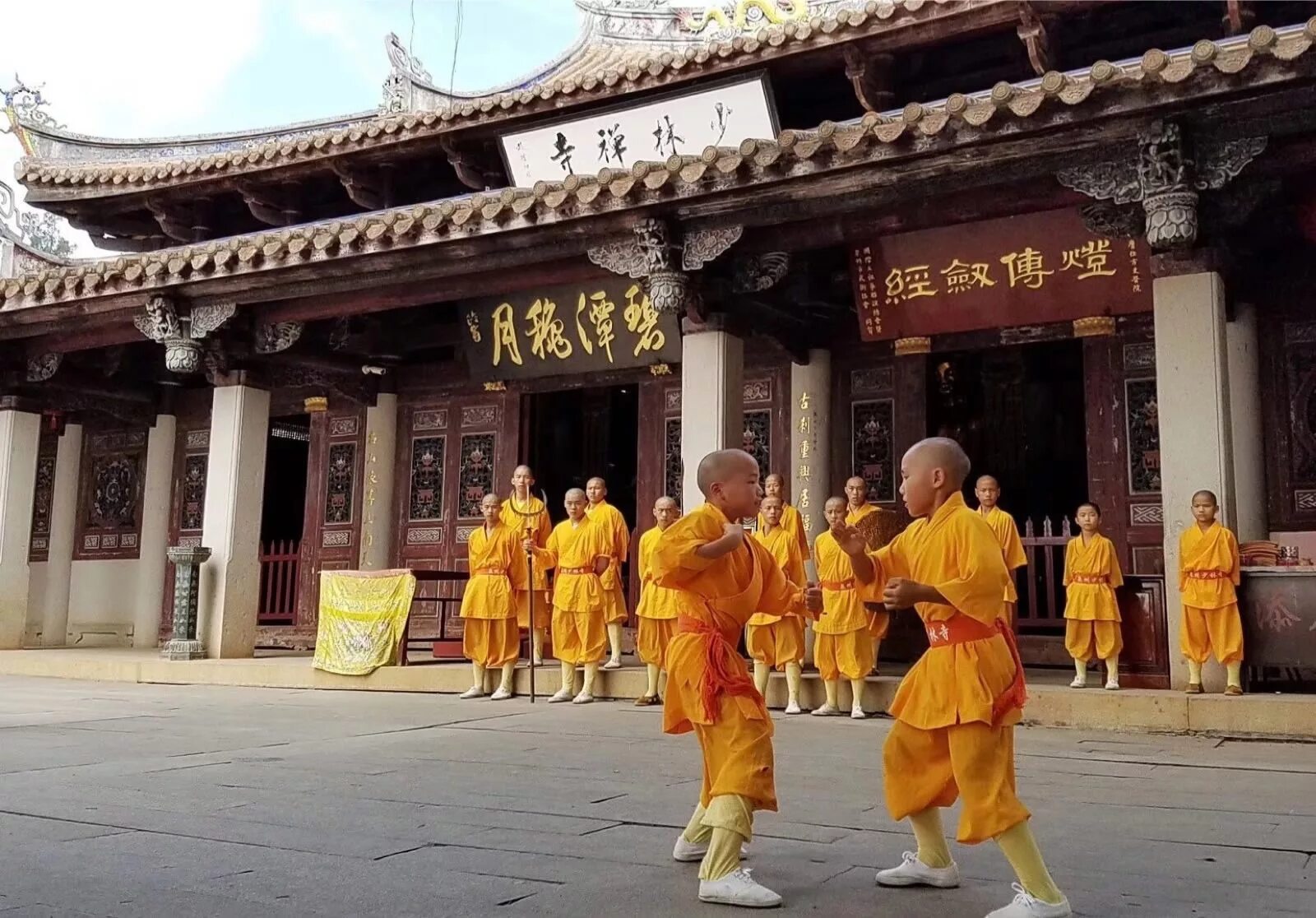Shaolin temple. Кунг-фу монастырь Шаолинь. Китайский монастырь Шаолинь. Буддийский храм Шаолинь. Шаолинь Хэнань.