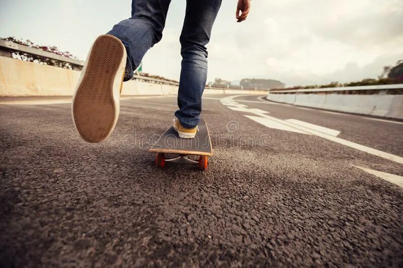 Полетел на пол. Ноги на скейтборде. Скейт на улице. Скейтбордист на дороге. Скейтеры едут.