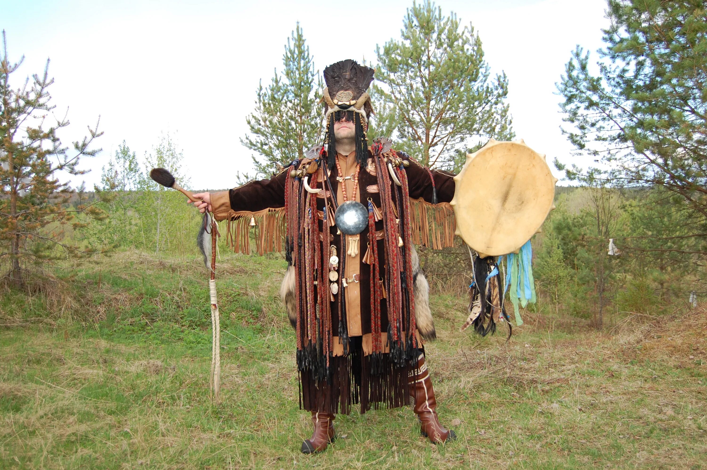Шаман ижевск купить. Шорцы шаманы. Якутский национальный костюм шаманки. Шаманский костюм хакасов.