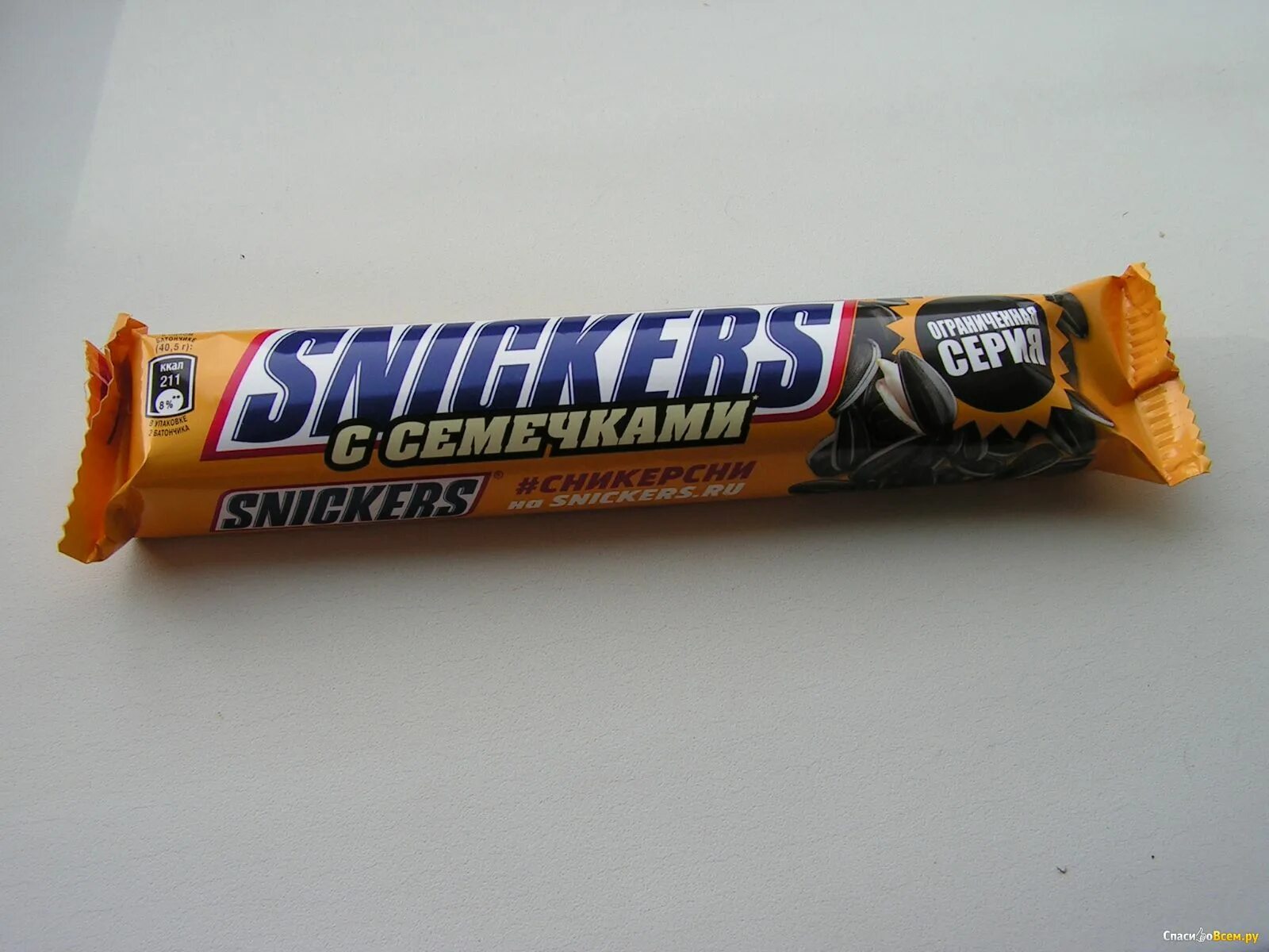 Snickers с семечками. Snickers семечки. Сникерс батончик. Сникерс с семечками. Snickers семечки.