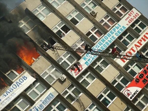 Пожар в промстройниипроект владивосток. Пожар банк владивосток 2006. Пожар 16. Пожар в здании сбербанка во владивостоке. 16 января 2006.