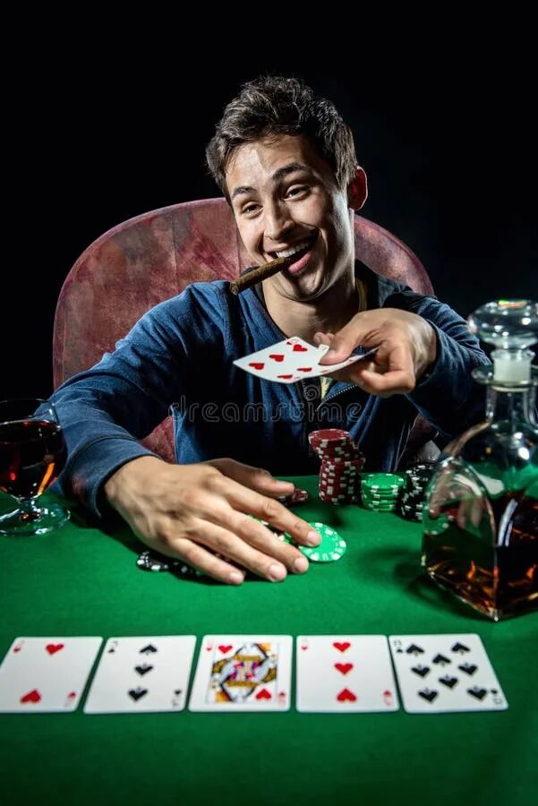 Игрок в Покер. Игроки за покерным столом. Фотосессия Покер. Мужика за столом покерным. Картф