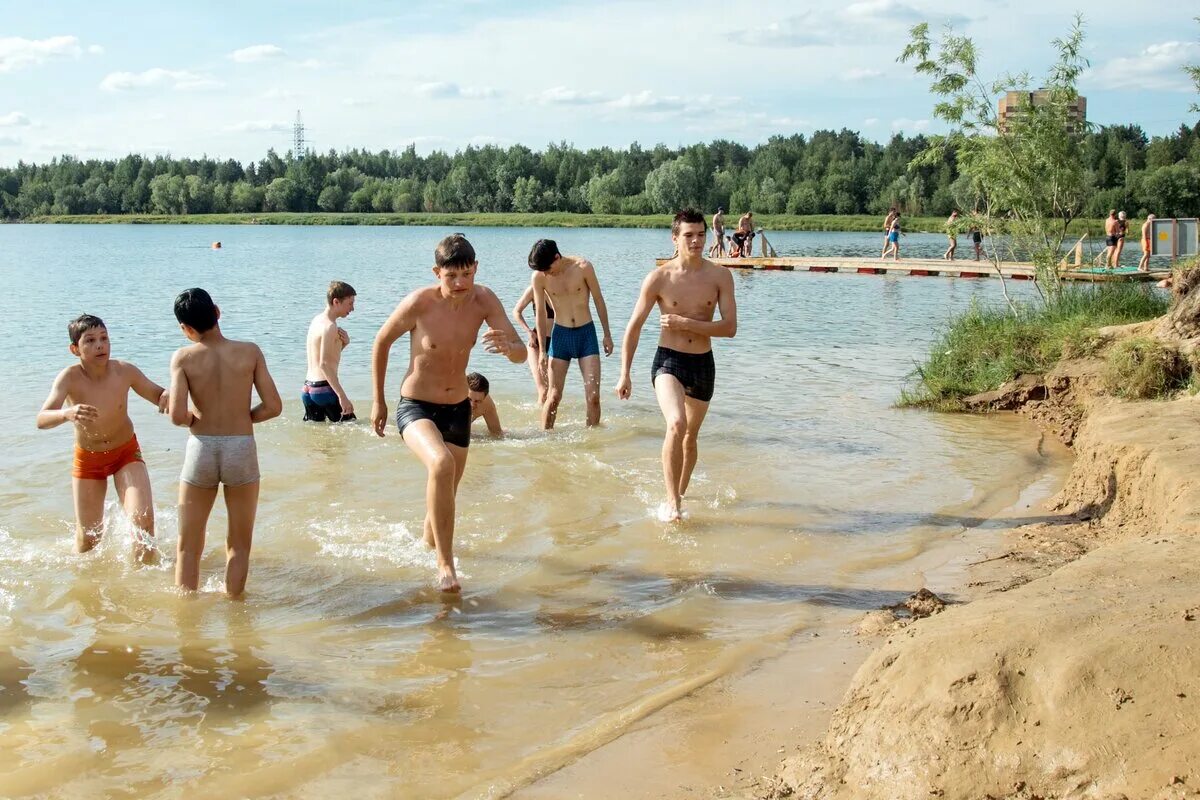 Почему нельзя купаться в озерах. Водоем с пляжем. Купание в озере. Пляж на реке. Общественный пляж.