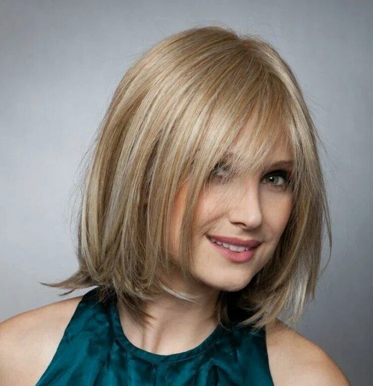 Стрижка каскад итальянка. Стрижки на среднюю длину волос женские 2024. Стрижка градуированное каре с челкой. Дессанж стрижка каскад. Каскад каре шегги.