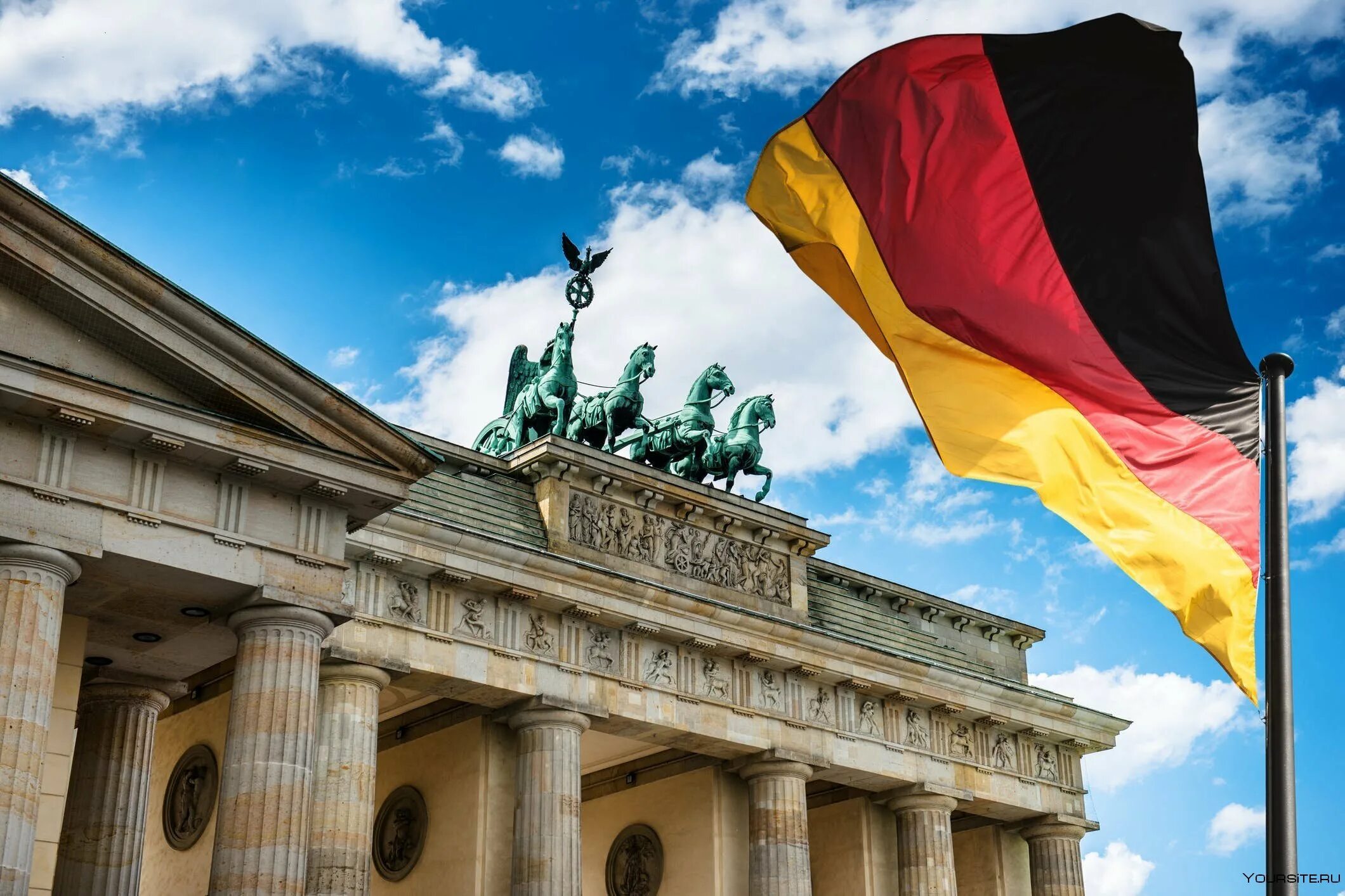 Германия основное. Флаг Германии над Бундестагом квадратное фото. Онлайн на немецкий с фото.