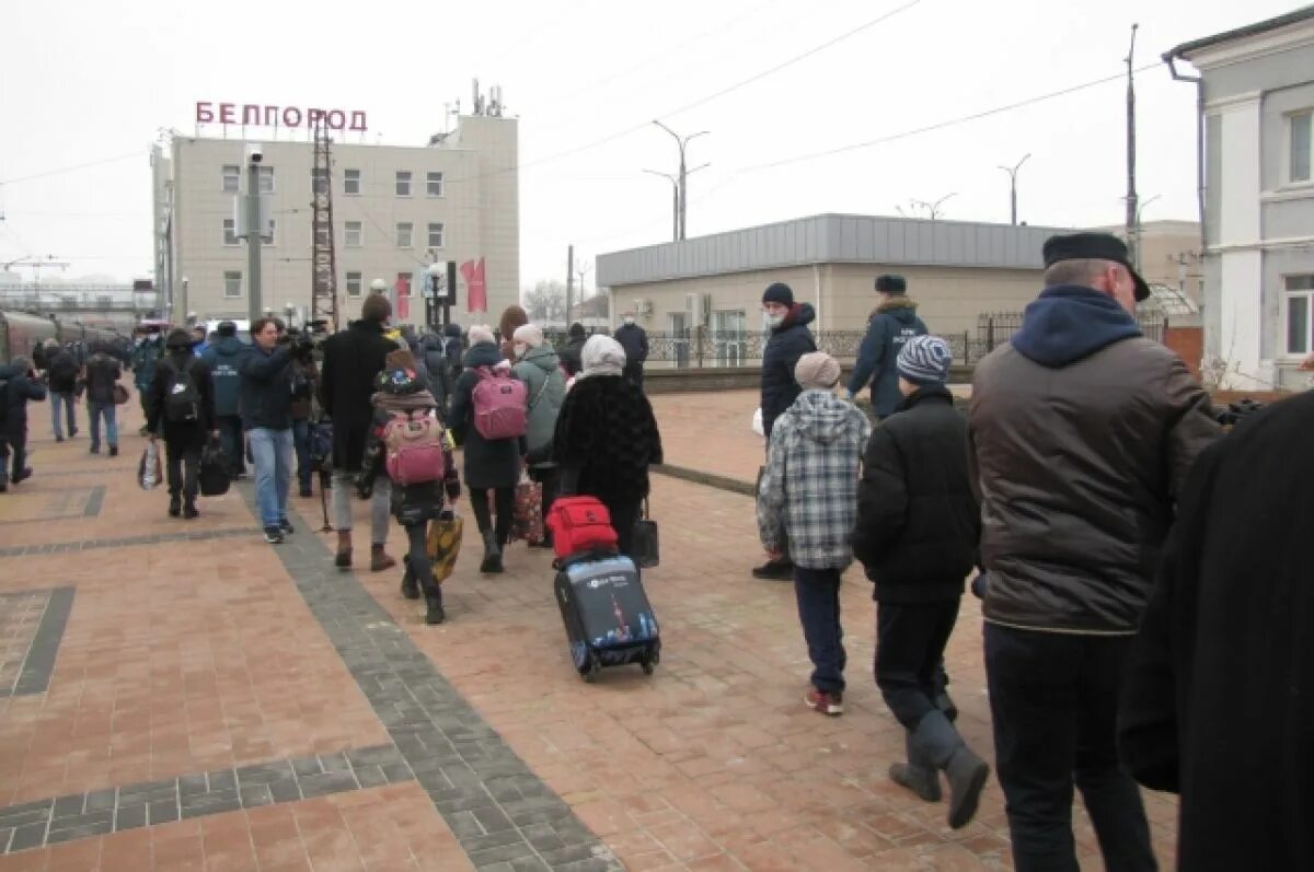 Белгород как живут люди сейчас. Беженцы в белгороде. белгород беженцы с украины. поезд с беженцами из донбасса. беженцы из украины в белгороде.