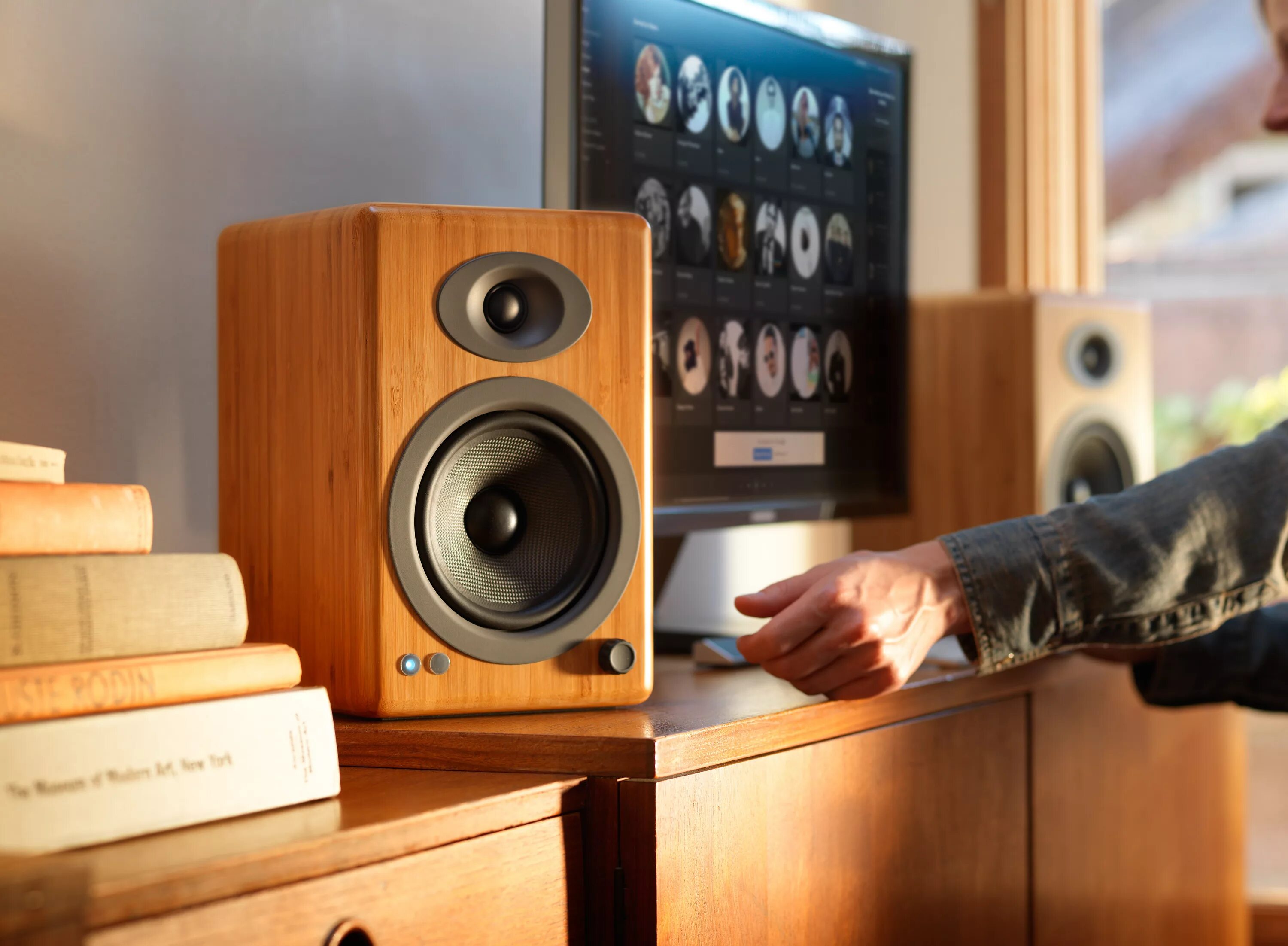 The speaker is a tour. Акустическая система audioengine a5+. audioengine a5+ wireless. баннер акустика. speakers.