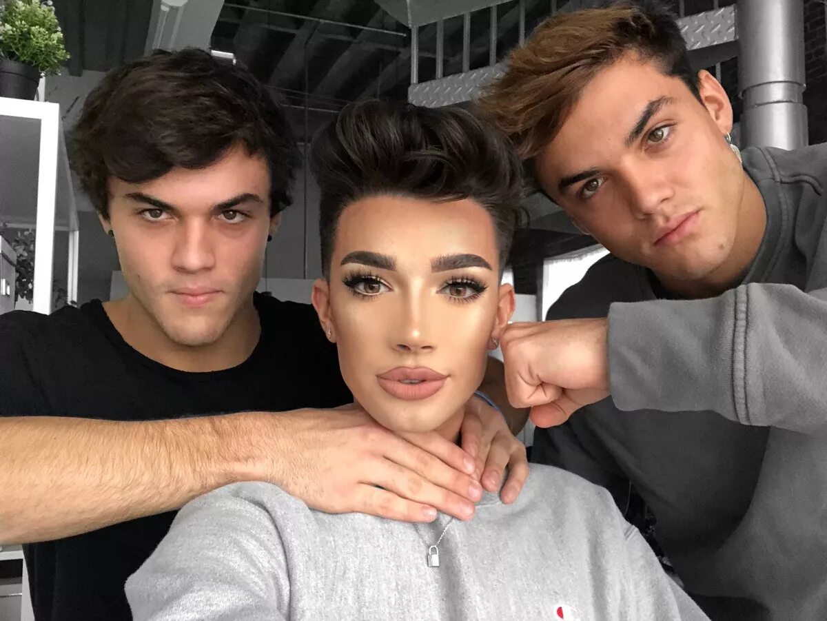 Близнецы мужчины завтра. James Charles and Grayson Dolan. Итан Чарльз. James Charles Kiss. Грейсон ЮТУБЕР.