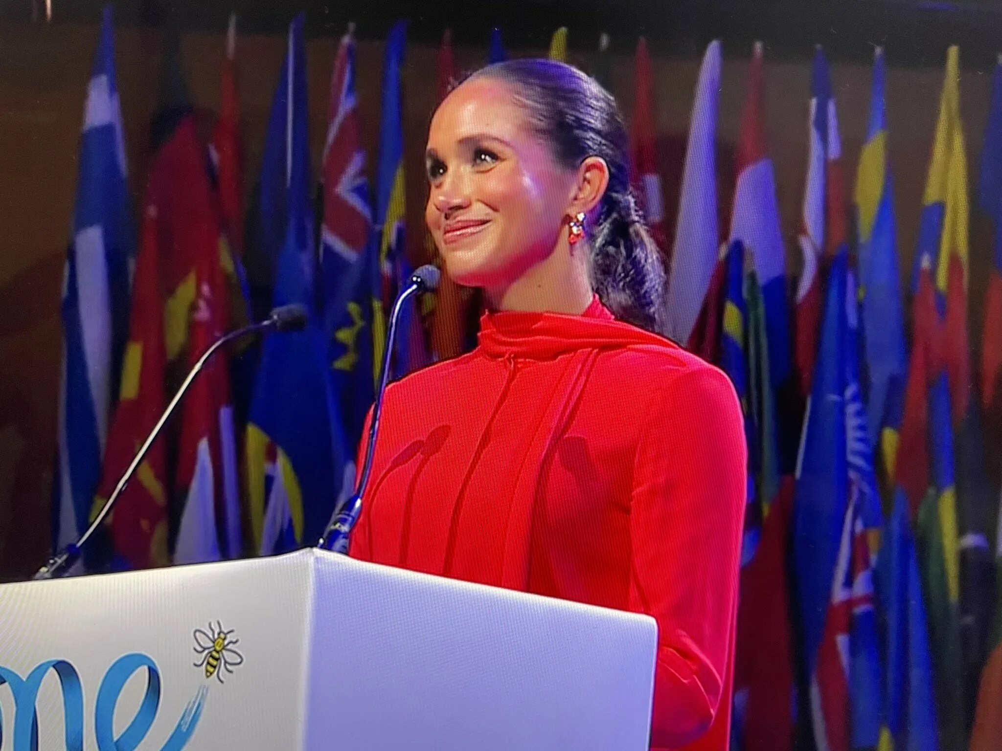 Девушка выступает перед аудиторией. Джастин тимберлейк 2023. Меган маркл молодая. Зал со зрителями. Памятка по публичному выступлению.