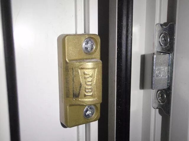 средний прижим для окна рото фурнитура. 94185 универсальный скрытый прижим. прижим балконной двери. прижим балконной двери. прижим балконной двери.