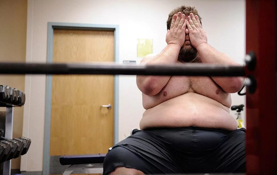 Толстая в тренажерном зале. Толстяк в зале. Толстяк в зале. Жирный в спортзале. Толстяк тренируется.