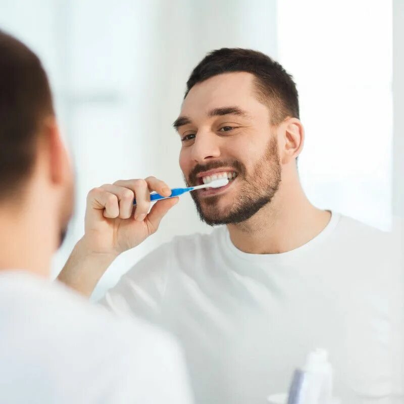 Чистим зубы!. Человек чистит зубы. Мужчина чистит зубы. Чистка зубов мужчина. Мужской чистить