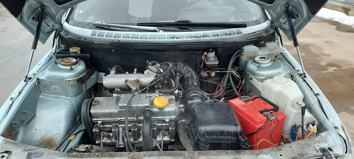 Моторный отсек рено ларгус. Toyota celica 1986 под капотом. Гремит капот на рено логан 2. Ваз 2112 2001 год двигатель. Toyota celica gt 2002.