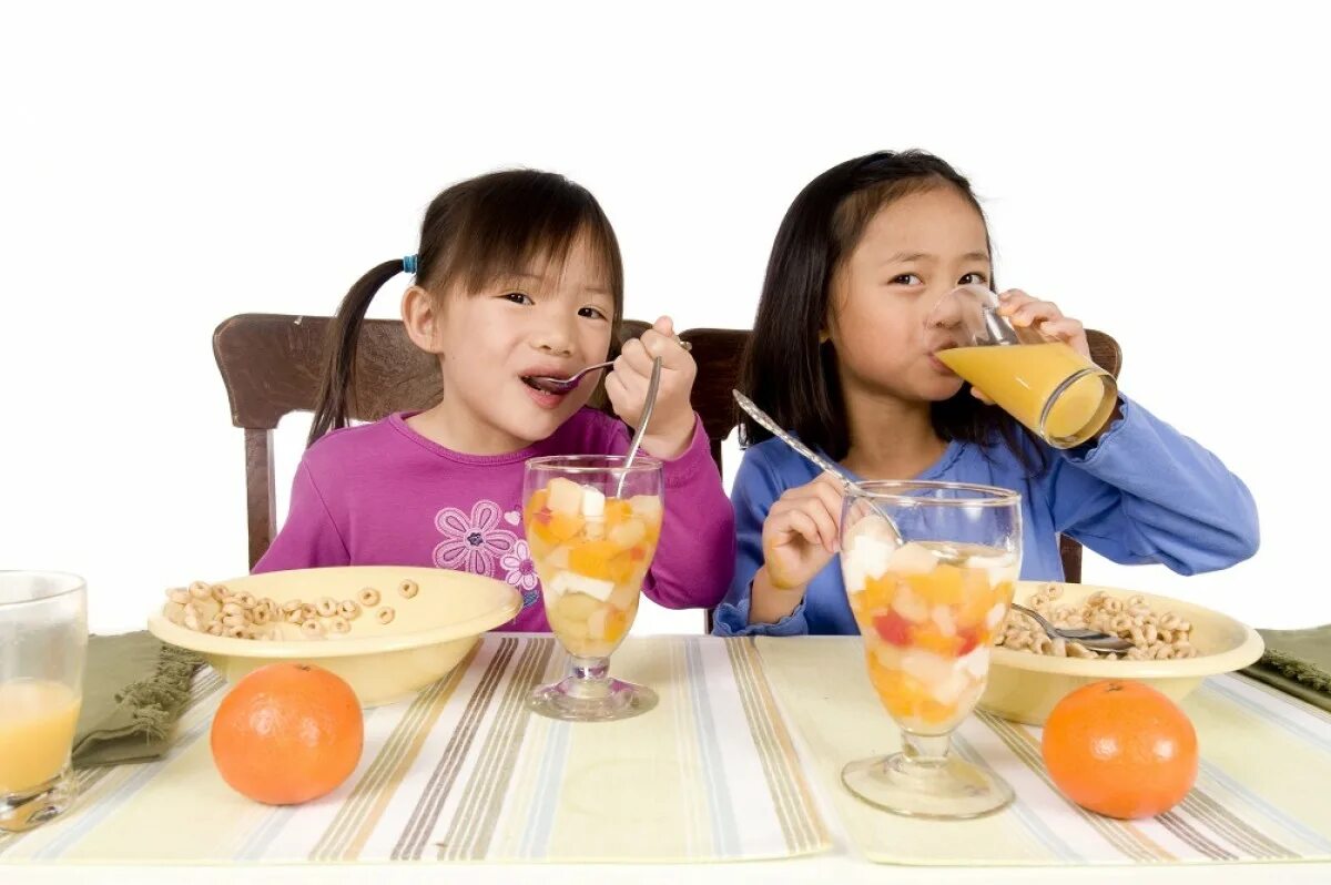 They were eating. Азиатский завтрак. Eating для детей. Eat and Drink ? Для детей. Завтрак дети азиаты.