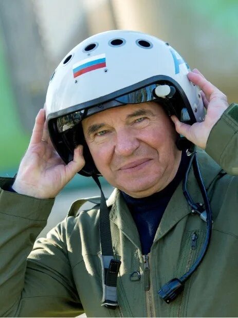 Сергей тресвятский летчик испытатель. Владимир васильевич гордиенко. Летчики испытатели герои. Владимир макагонов летчик испытатель. Летчики испытатели герои.