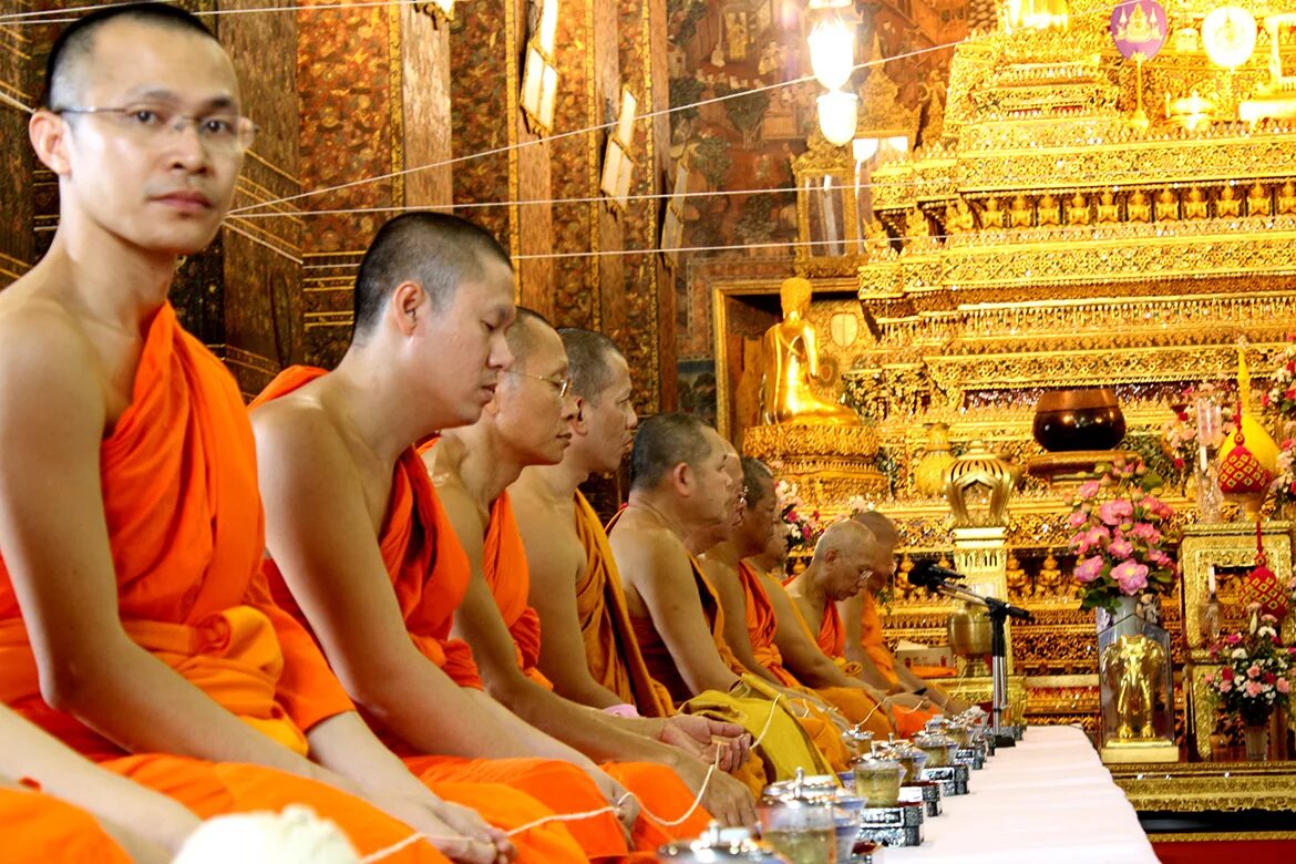 Большие тайцы. Буддизм Тхеравада храм. Буддистский храм Таиланд. Монахи Тайланда. Буддийский монах в храме Таиланда.