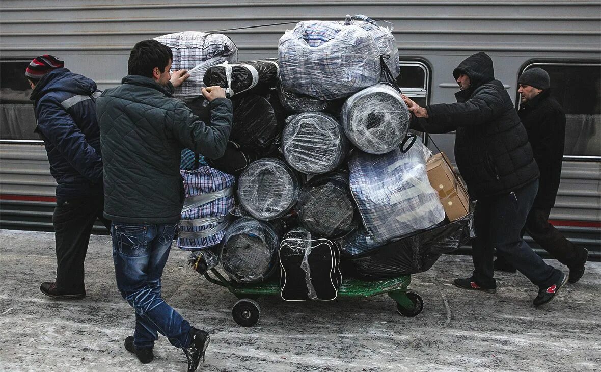 Новости мигранты уедут из россии. Таджик с баулом. Цыгане с баулами. Узбеки с баулами. Мигранты с баулами.