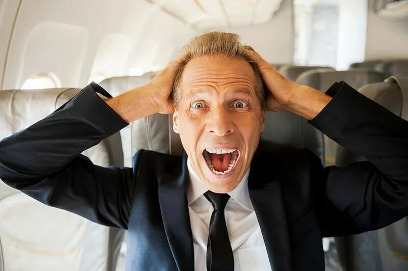 стихия воздуха девушка. страх воздуха. летающий самолет. крыло самолета. женщина боится.