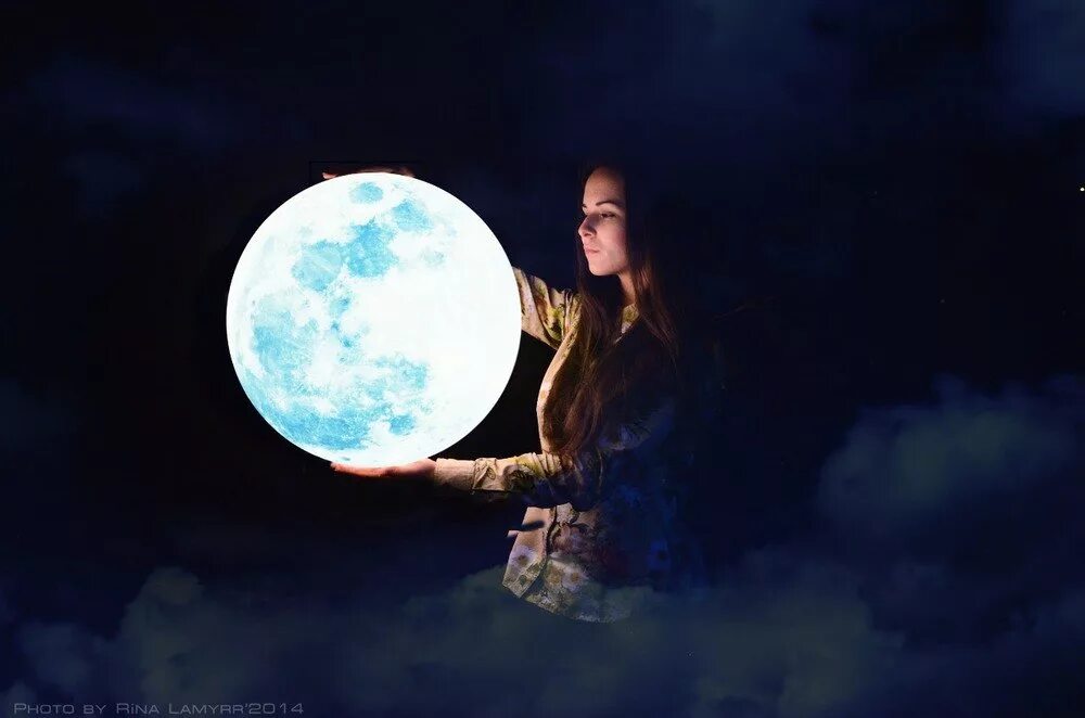 Девушка-Луна. Девушка с луной в руках. Красивая Луна. Фото Луны. Освещает луна песня