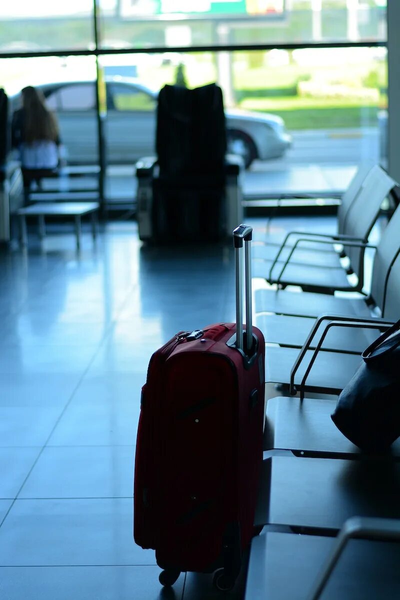 Aeraport chamadon. Много чемоданов в аэропорту. Luggage be left her. Lost luggage. To collect luggage.