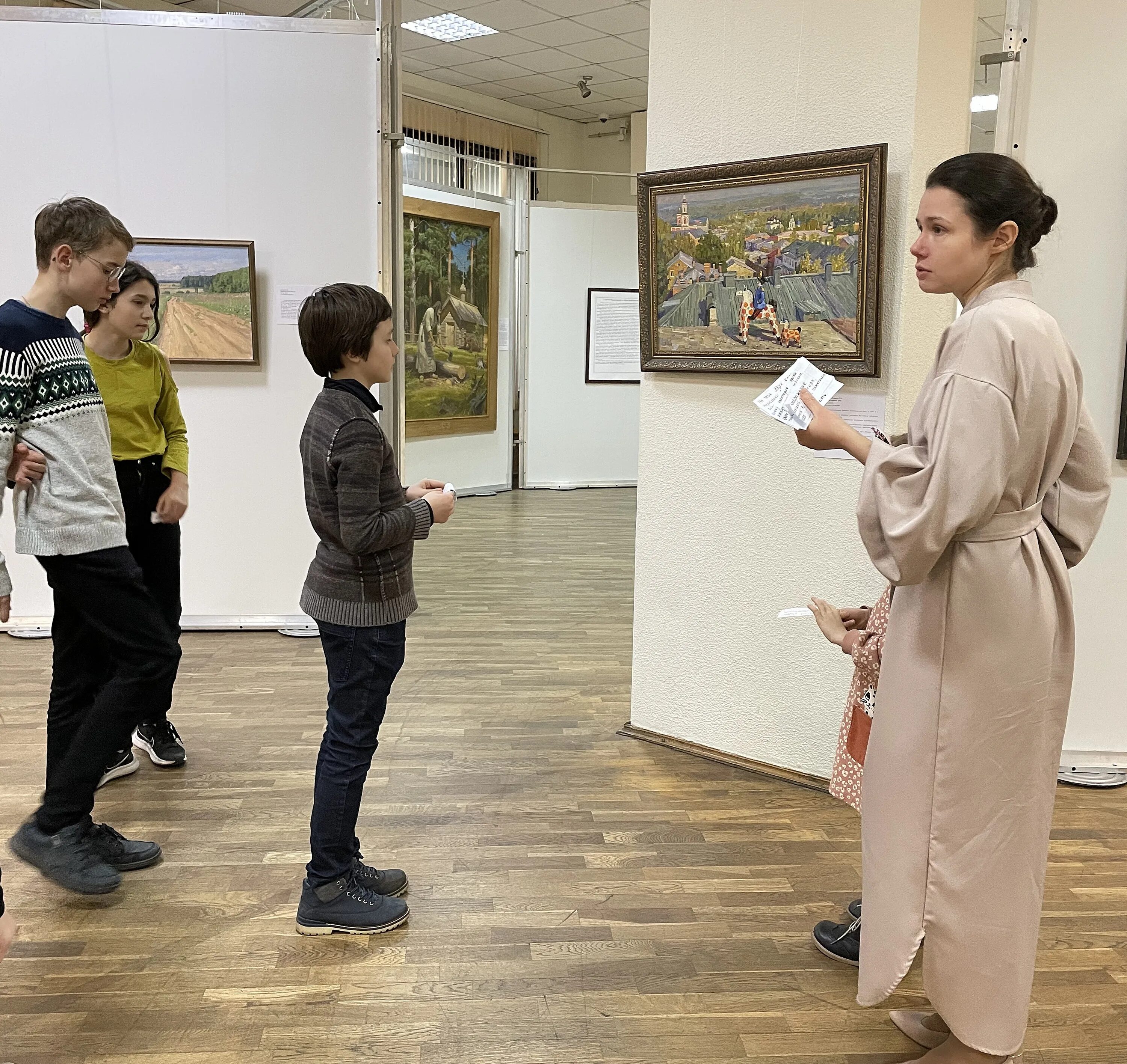 работа в выставочном зале. профессии в выставочном зале. выставочный зал союза художников россии, архангельск выставка. работа в выставочном зале. работа в выставочном зале.