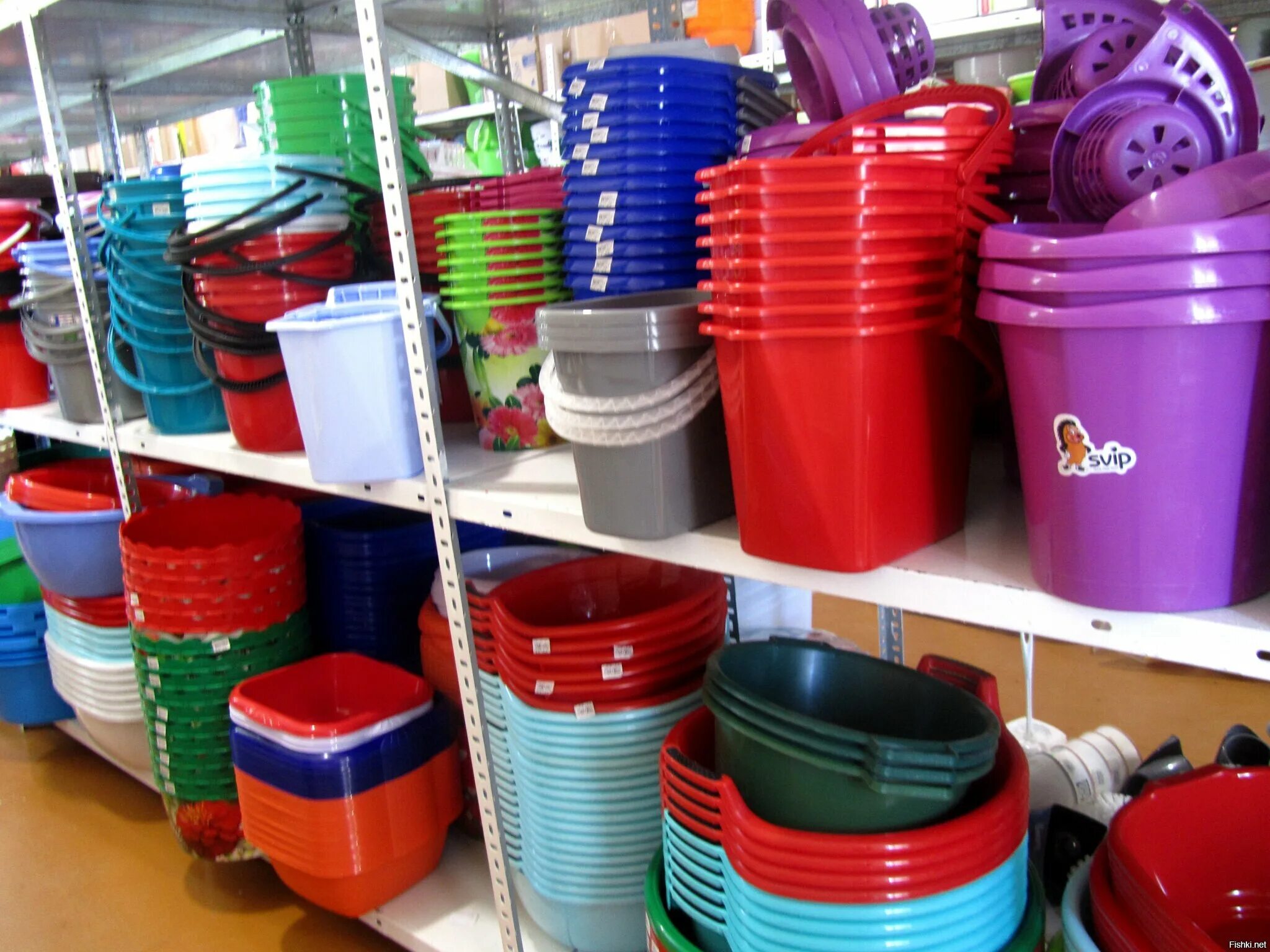 Магазин пластиковой посуды. Товары из пластмассы. Пластмассовые изделия и хозяйственные товары. Хозяйственные изделия из пластмасс. Хозтовары пластик.