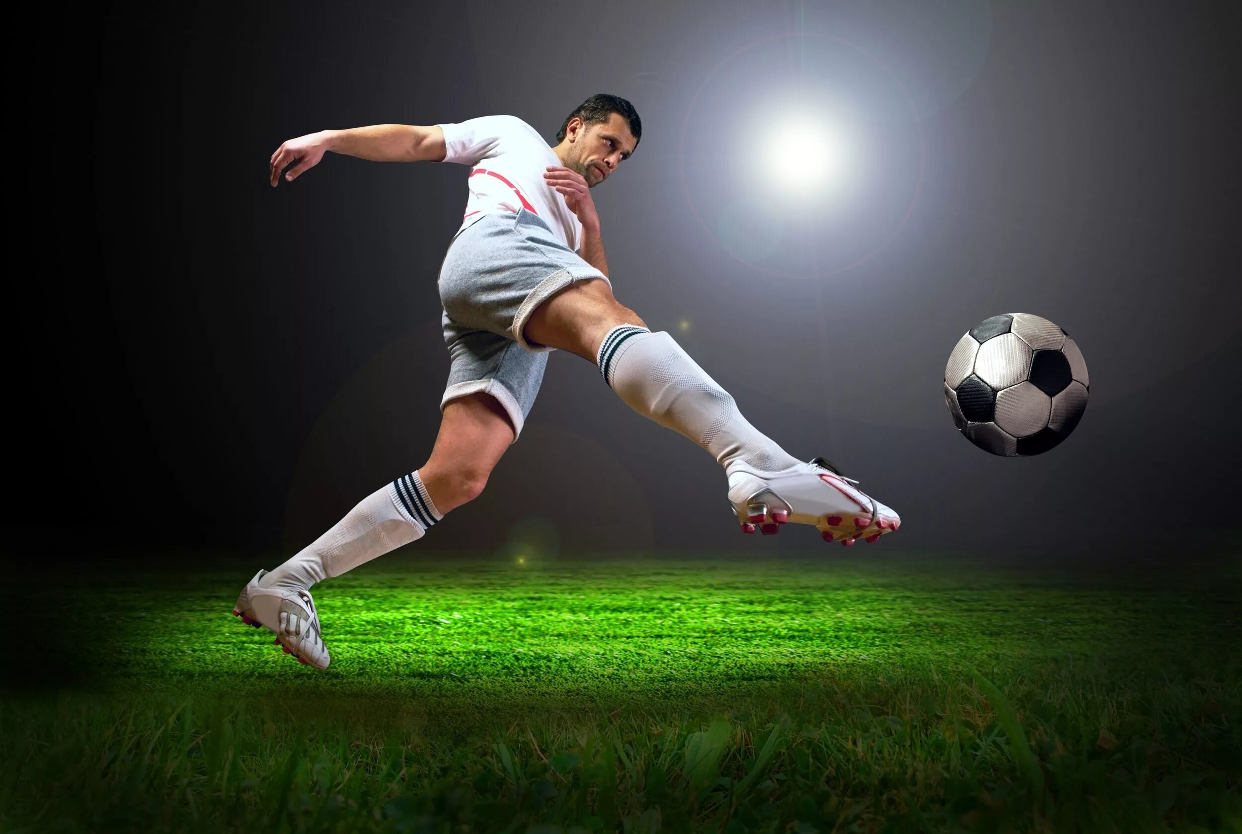 Футбол картинки. Футболист с мячом. Футбольные обои. Ставки на спорт. Играю е футбол