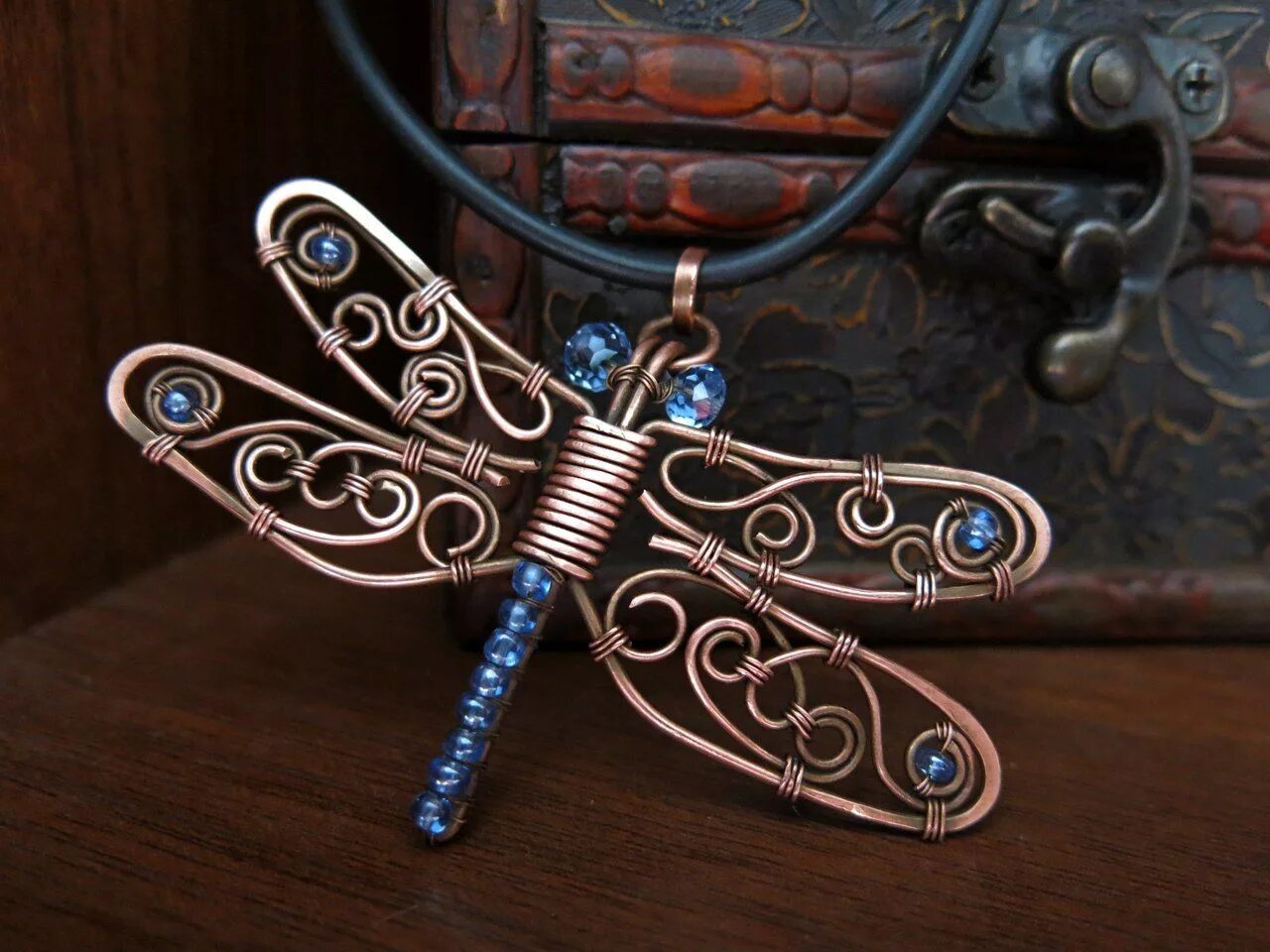 бабочка из проволоки. декор из проволоки в интерьере. фигуры декоративные из проволоки. декоративные изделия из проволоки. фигуры из проволоки.