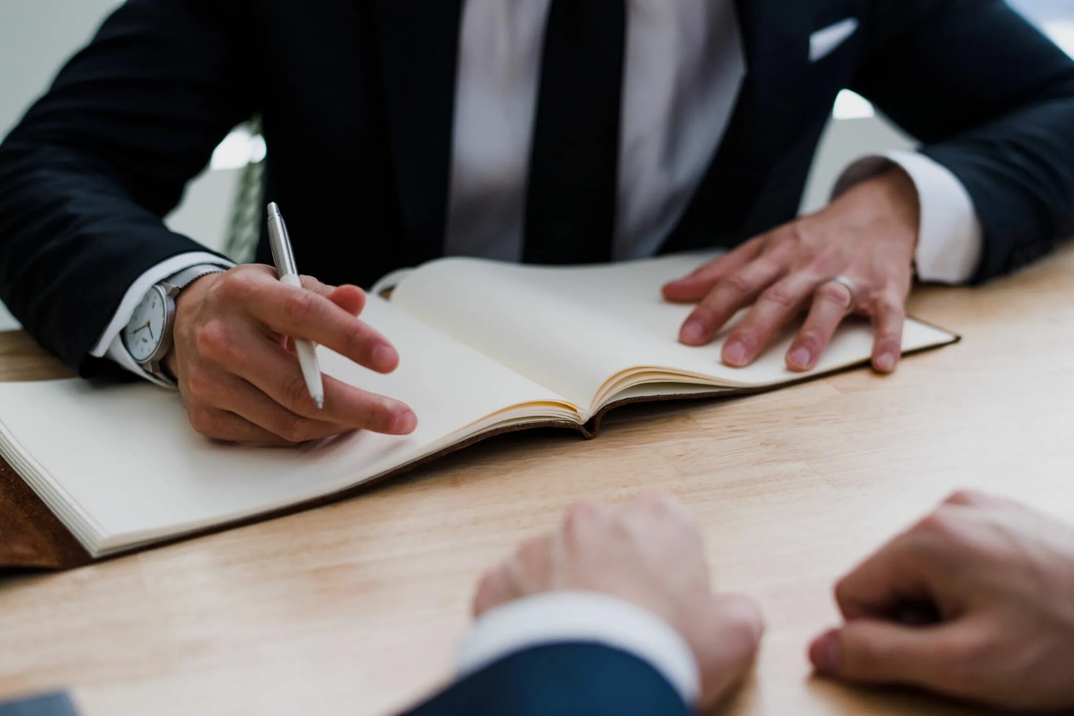 Agile documentation. Документы в руках. Много документов. Женщина в докумантами. Персональный бланк.