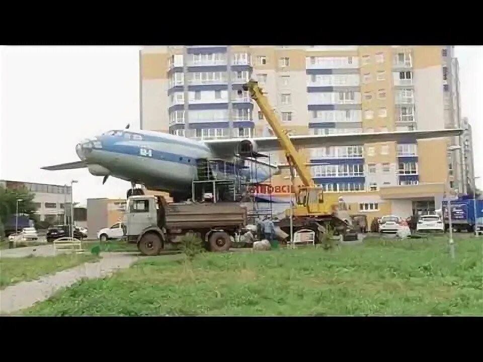 Работа киров филейка. Самолет на филейке киров. бар самолет на филейке. разгрузка новогодней ёлки автокраном у самолёта филейка киров. филейка киров у самолета в дождь.