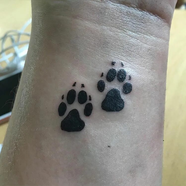 Тату отпечаток лапы волка. Тату лапа волка. Тату след волка. Тату собачий след. Тату след медведя.