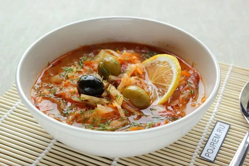 Солянка суп рецепт с колбасой и огурцами. Солянка. солянка с колбасой. аппетитная солянка. суп с оливками и копченой колбасой.
