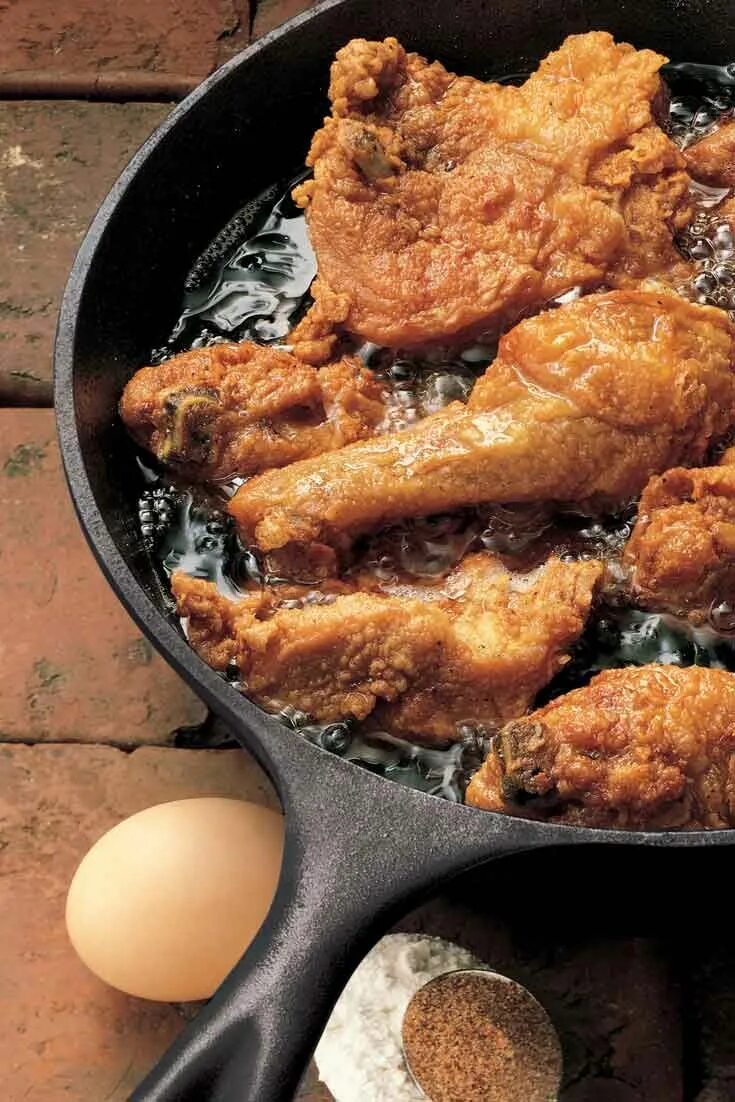 Жарится курица на сковороде. Жареная курица на сковороде. Жареная Курочка на сковороде. Жареная Курочка с хрустящей корочкой. Сковородка с курицей.