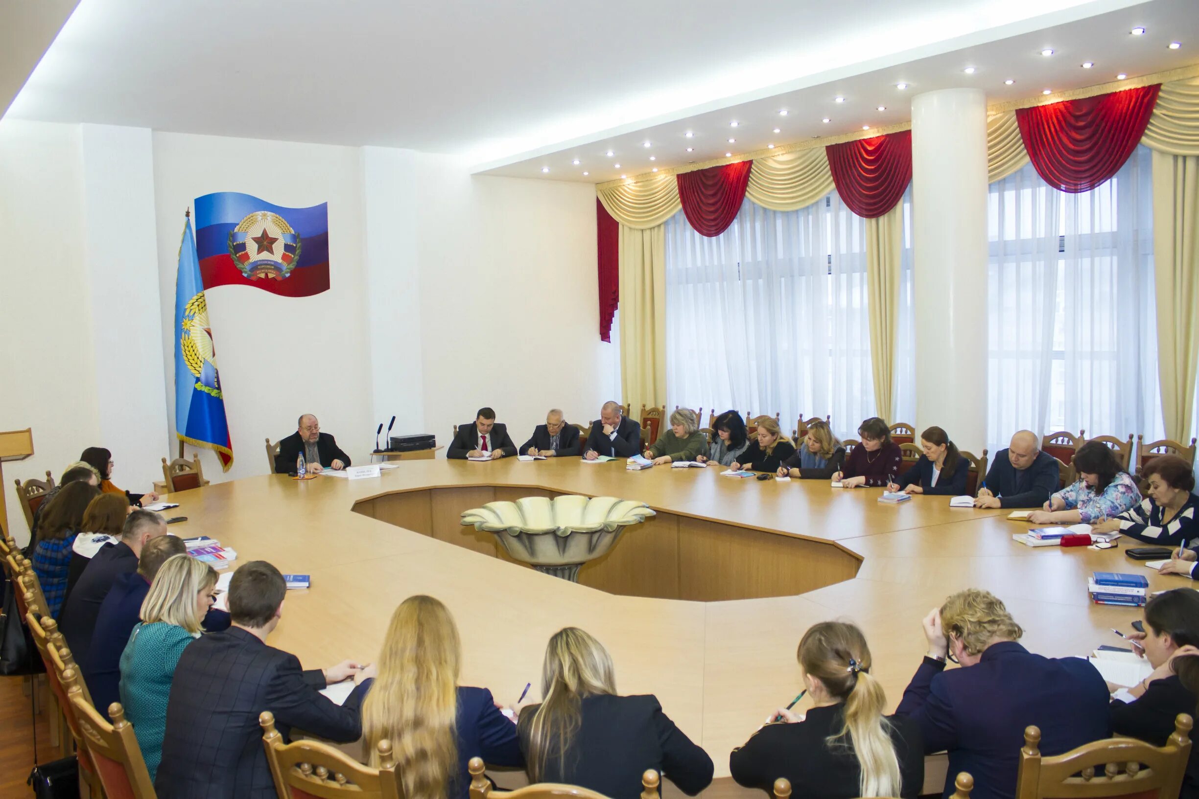 Абдуллина судья луганск. Сайт лнр суды. Герб лнр. Сайт лнр суды. Трифанова светлана верховного суда лнр.