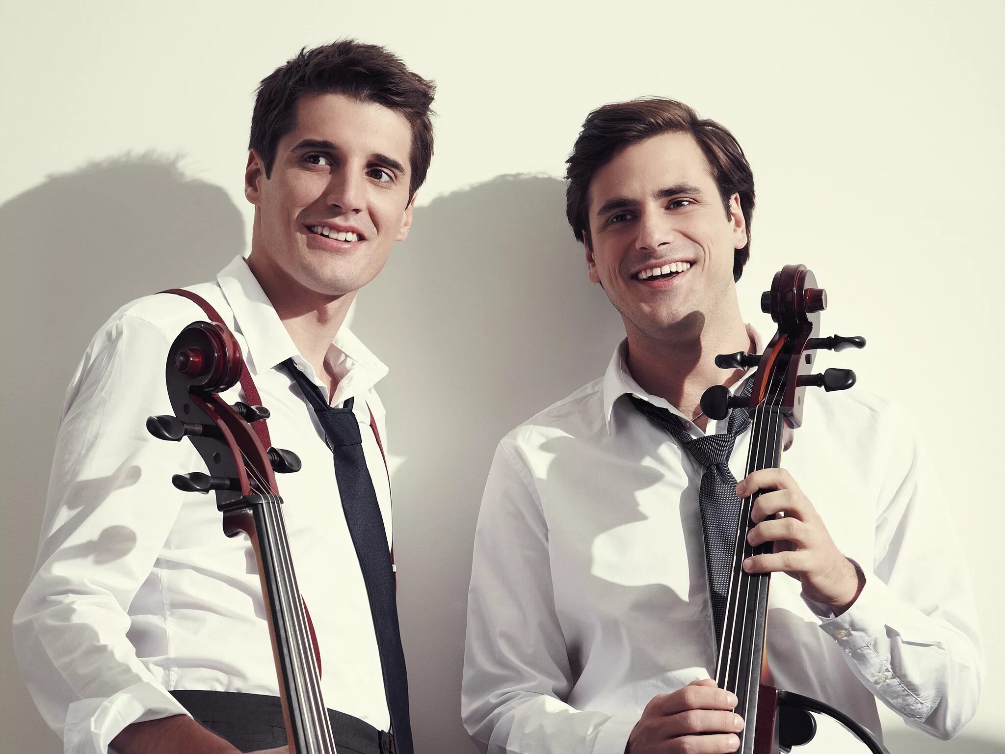 Дуэт виолончелистов. 2cellos. Группа 2cellos. 2cellos в Glee. 2cellos Elton Jon.