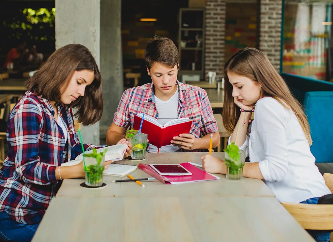 Friends dining. Подростки в кофейне. Студенты в кафе. Школьники в кафе. Студенты в кофейне.