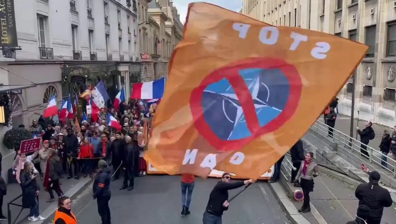 Нато в париже. Протесты во Франции против НАТО. Франция митинг за выход из НАТО. Выход Франции из НАТО. Париж протест НАТО.