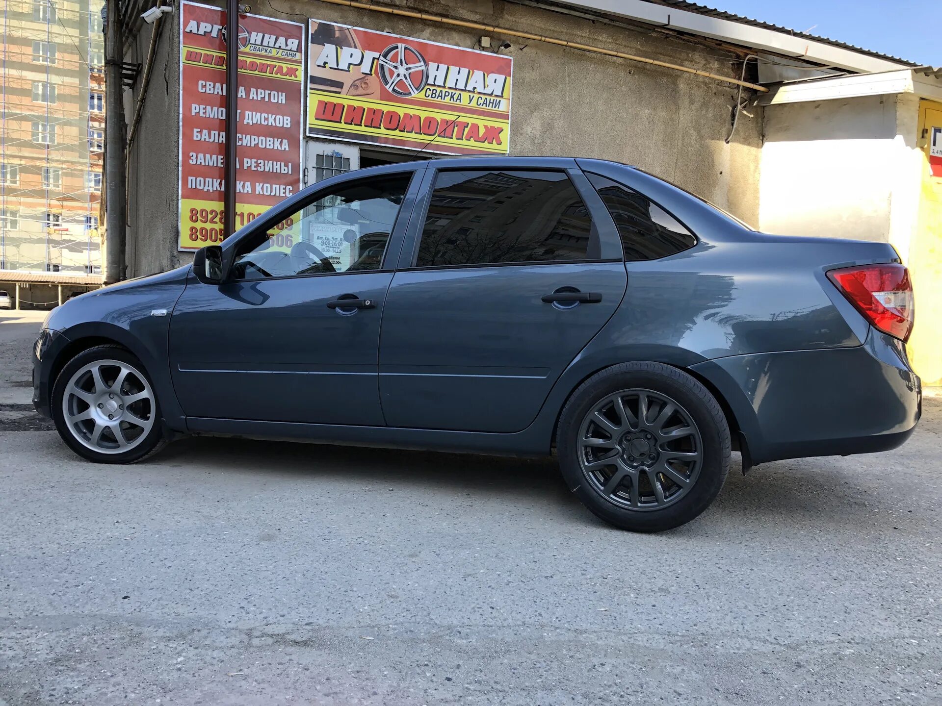 Лада гранта седан литье на 14. Лада гранта на арбузах r14. Лада гранта седан черная 2022. Черные литые диски гранта. Черные литые диски гранта.