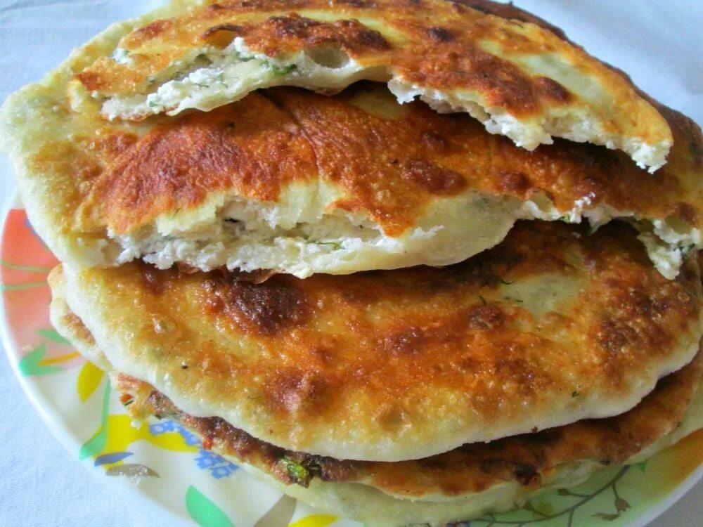 Лепешки с творогом. Лепешки с сыром и творогом. Сладкая Грузинская лепешка с изюмом. Сырная лепешка в духовке рецепт. Лепёшки с сыром в духовке рецепт.
