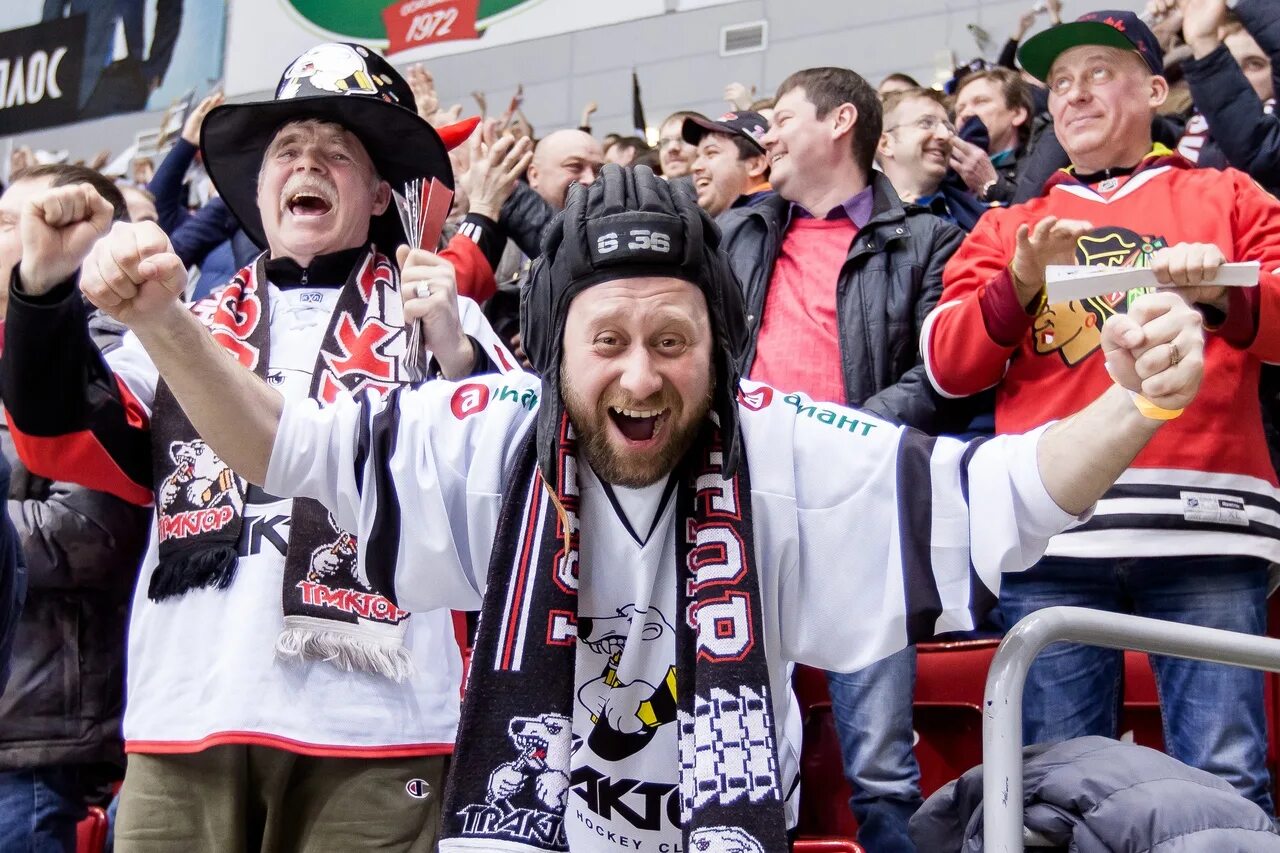 Челябинские болельщик. Болельщики трактора челябинск. Болельщики трактора челябинск. Болельщики хк трактор. Фанаты трактора.