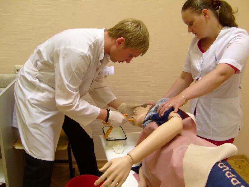 Как делается промывание. Желудочный зонд для промывания желудка алгоритм. Отравление промывание желудка. Промывание желудка беззондовым методом. Как делается промывание.