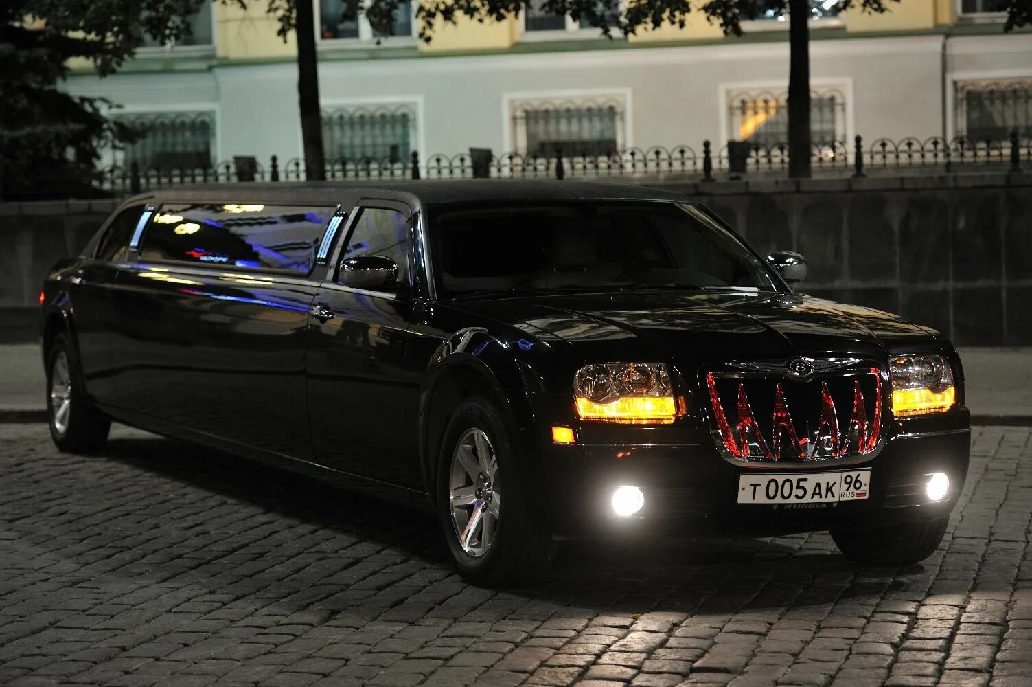 Крайслер 300с ошибки. Крайслер 300с. chrysler 300c лимузин. черный лимузин крайслер с300. крайслер линкольн.